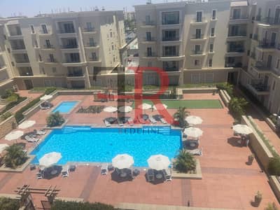شقة للإيجار بإطلالة على حمام السباحه  في كمبوند ميفيدا بوليفارد جولدن سكوير.