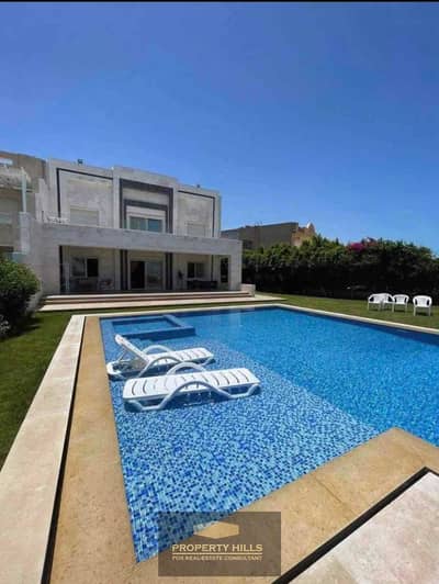 فيلا بخدمات فندقية فوري 1st Row علي البحر بحمام سباحة متشطبة بالتكيفات و المطبخ 5 غرف بجوار مراسي و هاسيندا باي و تلال و ستيلا هايتس