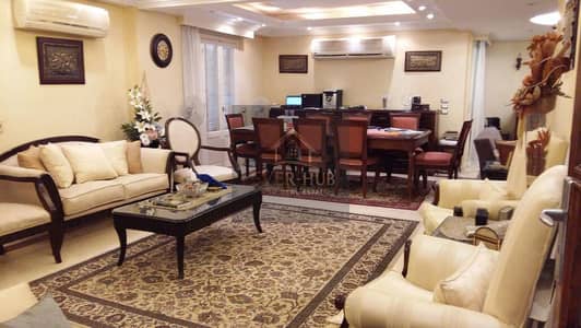 شقة 180م للبيع في كمبوند حدائق المهندسين الشيخ زايد، تشطيب ألترا سوبر لوكس، 3 غرف منها ماستر، 6 بلكونات، بالمطبخ والتكييفات، بسعر مميز.