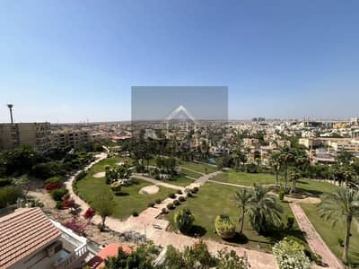 شقة 190م للبيع في كمبوند زايد 2000 الشيخ زايد، مفروشة بالكامل، تحميل قديم، 3 غرف منها دريسنج، أسانسير، بحري، فيو لاند سكيب وشارع البستان بسعر 9 مليون.