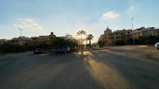 بموقع مميز بالقرب من مدرسة وايز للغات و شارع البستان و أسبانيا بلازا شقة 225 م متكرر أسانسير نصف تشطيبب . بالعدادات بفترة تسهيلات تناسب الجميع