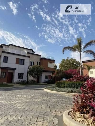 For sale townhouse villa 225 m ready to move in prime location 4 bed in Azzar 2 Compound New Cairo New Cairo