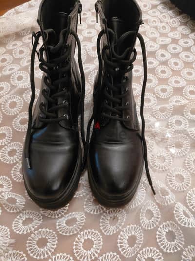 بوت أسود برقبة عالية (Combat Boots).