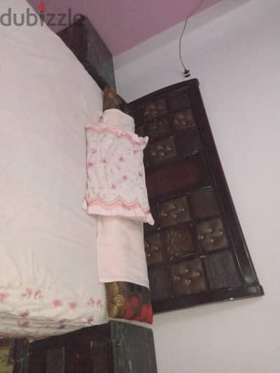 سرير لغرفة اوضة نوم ومعاه تسريحه و٢كمود