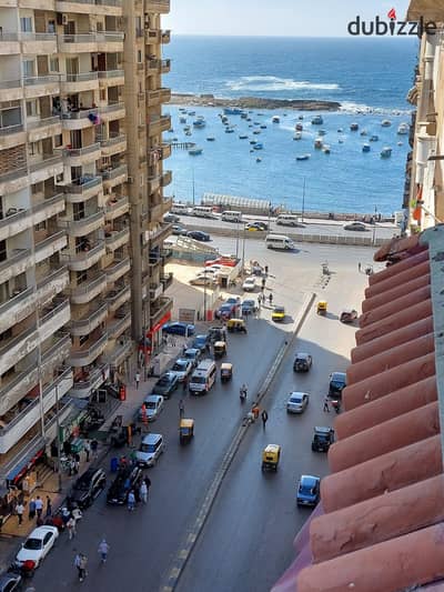 شقة للبيع على شارع اسكندر أبراهيم الرئيسي قريبة جدا من البحر ثلاث غرف ورسبشن ثلاث قطع ٢ حمام فيو بحر