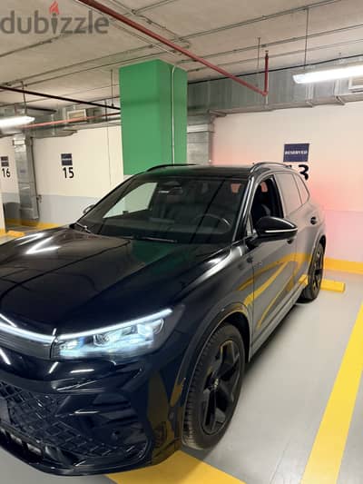 تيجوان ٢٠٢٥ black edition with red calipers عداد ٣٠ الف كم ، فابريكه