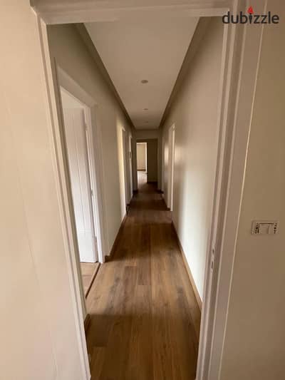 Apartment for rent in my city 175 square meters, super lux finishing, steps to the food court and bus stops, 3 rooms, 3 bathrooms, and a reception with 3 pieces and a large kitchen for 30 thousand, all utilities included, electricity, water, natural gas, and internet. Viewing at any time, very excellent opportunity.