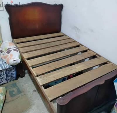 سرير عرض ١٢٠ خشب زان اصلي حالته جديدة تماما بدون عيوب او تلف بالمولل