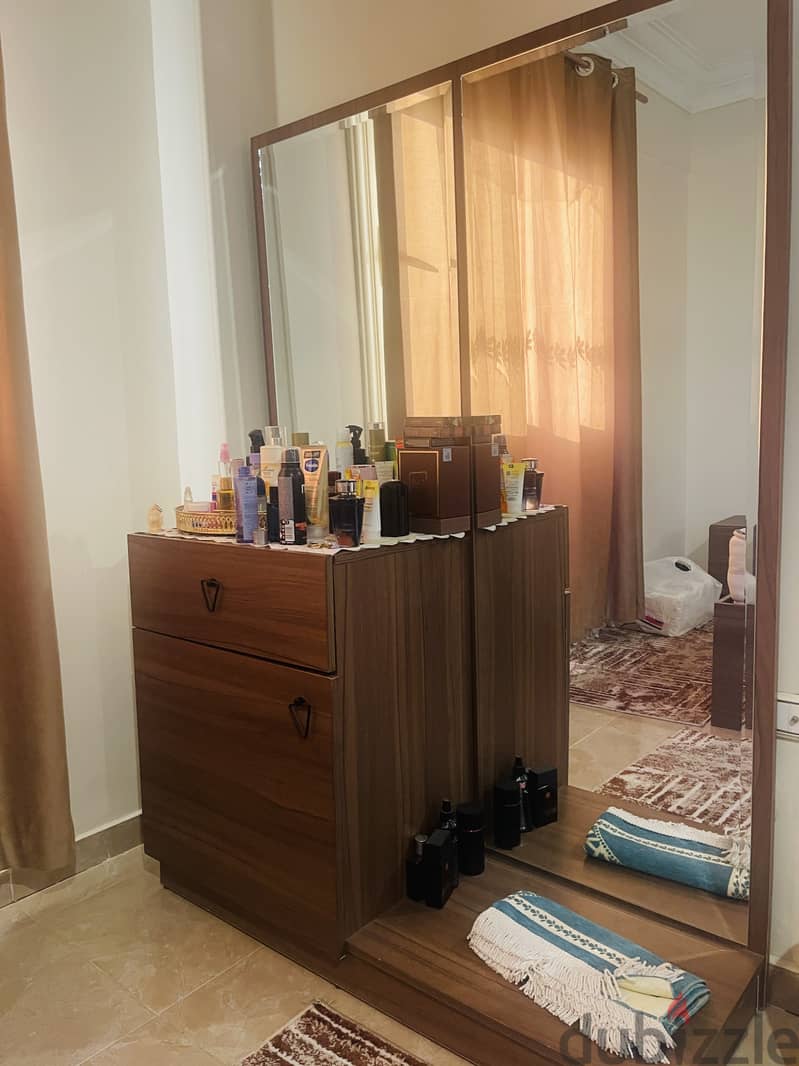 Double Bed with dressing & wardrobe 12