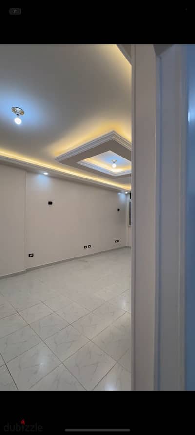 شقه للايجار في المنطقه الاولي عمارات في الشروق بجوار نادي الشروق