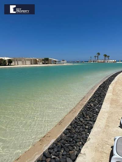 كابين متشطبة بالفرش للبيع في هاسيندا باي الساحل الشمالي جاهزة للاستلام والمعاينة
