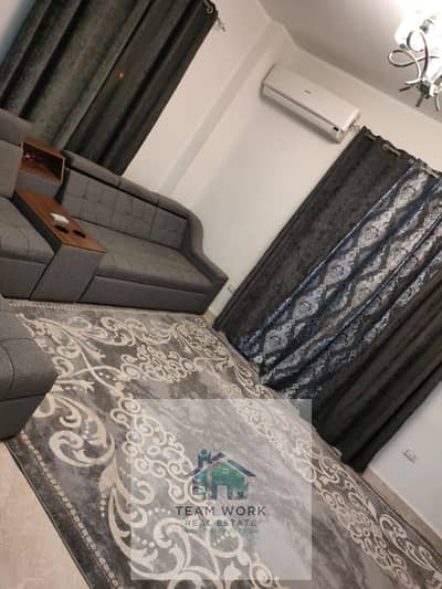Luxury furnished apartment for rent: 3 bedrooms (1 master bedroom), 2 bathrooms, with elevator and internet access, next to Mazar Mall, District 16