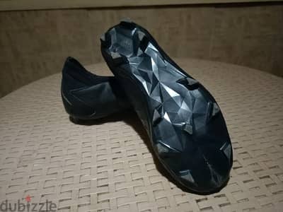 جزمه كره adidas preDator مقاس 34 بحالة ممتازة