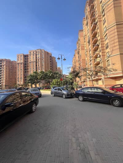 كمباوند المعادي جاردنز شقة مفروشة للإيجار تتكون من ثلاث غرف نوم وريسبشن وحمام ومطبخ دور ارضي مرتفع موقع راقي وهادئ دور ارضي مكيفة واى فاي غاز طبيعي