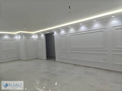 شقه روف فاضيه 200 متر للايجار في جنوب الاكاديميه ب في التجمع الاول بالقرب من كايرو فيستيفال سيتي