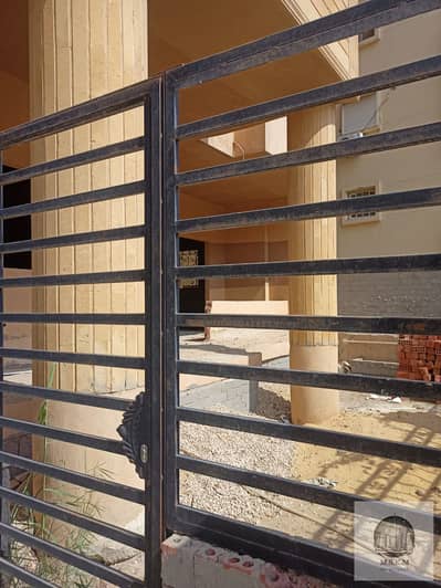 Apartment for sale in South Lotus, 235 sq m, ground floor + 40 sq m garden, 4-piece reception, 3 bedrooms, at a special price