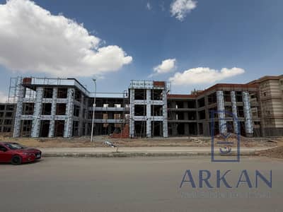 am- Ready retail shop at Strip 13 Mall, Hadayek October. 25% down payment, installments over 3 years. Prime location for business and investment.