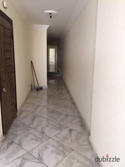 شقه للايجار السكنى 160 م سموحه بمنطقه الفيلات خطوات من شارع مصطفى كامل