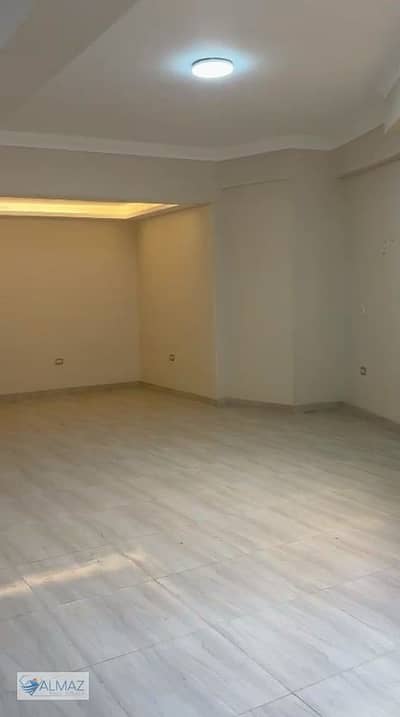 Empty basement apartment of 300 square meters for rent in South Academy, in the First Settlement, near North 90th Street and Downtown.