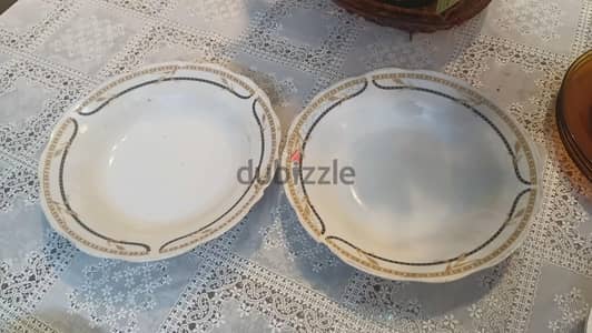 ٢ طبق صيني غويط استعمال  مرتين   لون ابيض والخط دهبي