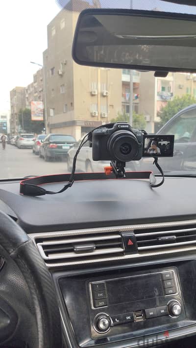 كاميرا كانون R50 للايجار  معاها مايك لارك ام ٢ وار چي بي والعدسه