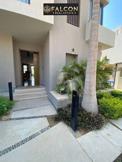 Corner townhouse with 3 main facades in the heart of the capital, next to La Vista City and Palm Hills. 10-year installment plan.