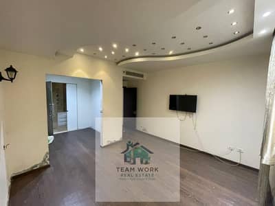 للبيع كاش: شقة فاخرة ٢٠٠م بالمطبخ والتكييفات في أرقى أحياء الفيلات بزايد For sale cash: Luxury 200m² apartment with kitchen and air conditioning in th