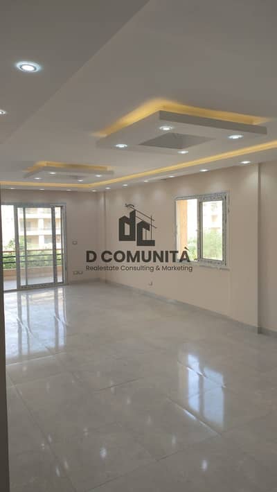 فرصة سكنية مميزة للإيجار شقة بتصميم عملي وعصري في كمبوند ذا سكوير بالقاهرة الجديدة. فيو بول وجاردن