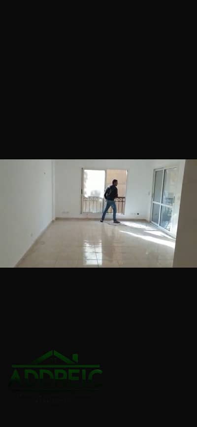 فرصة مميزة للسكن والاستثمار في مدينتي B1 شقة للبيع في واحدة من أرقى مراحل مدينتي موقع استراتيجي قريب من الخدمات والمحاور الرئيسية الشقه بمساحة: 135 م