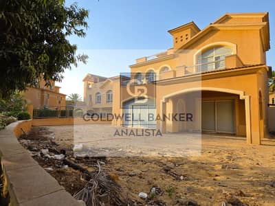 فيلا مستقلة مكونة من 5 غرف نوم مباشره علي التسعين الشمالي بموقع مميز على البحيرات للبيع في القاهرة الجديدة