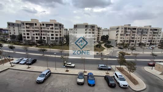 Apartment for sale in Madinaty, 116 sq m, open street view, steps from Penny Market and services, 3 bedrooms, 2 bathrooms, at a bargain price. MADINAT
