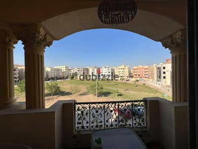 Apartment for sale in District 16, Block 2, Sheikh Zayed, next to Beverly Hills. A spacious, unobstructed garden view. Minutes from Beverly Hills and Mazar Mall. Very close to the Zayed 5 entrance, Dahshur connection, and the tourist promenade. Close to a
