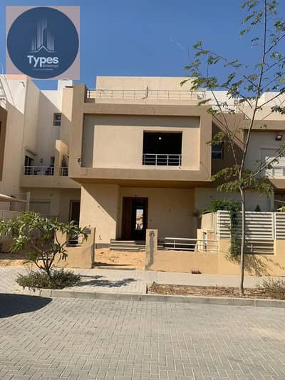 تاون هاوس للبيع في جراند هايتس Grand Heights بجوار Mountain View Chill Out Park مساحة 283م نصف تشطيب جاهز للسكن بدون أقساط فرصة مميزة