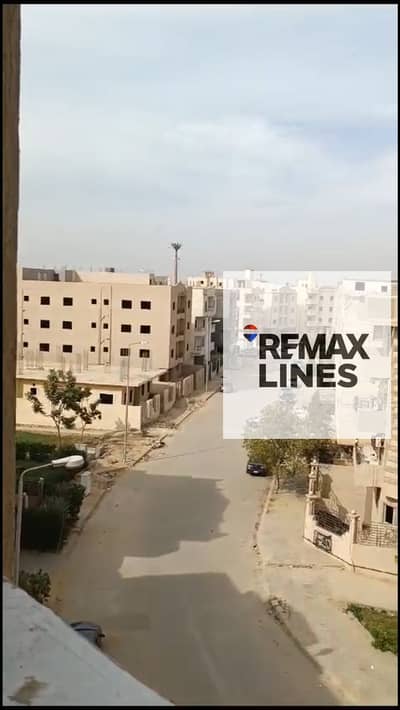 شقه للبيع بمدينه الشروق بالمنطقه الثامنه مدخل الشروق2 بعد كمين المرور قريبه من مجمع من مجمع المولات على المحاره وتأسيس كهربا وسباكه