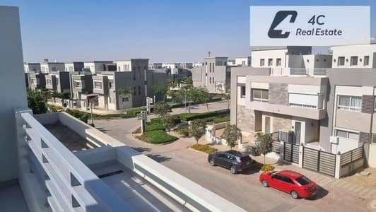 At the lowest price townhouse corner for sale 217 m ready to move bahry in the compound in Hyde Park Compound New Cairo