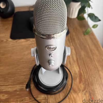 للبيع ميكروفون احترافي Blue Yeti كالجديد