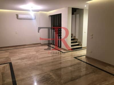 تاون هاوس للإيجار نصف مفروش مع مطبخ وتكييفات في ميفيدا جولدن سكوير القاهرة الجديدة.