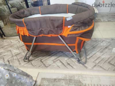 سرير اطفال استعمال بسيط جدا ومعاه المرتبه بتاعته وبيطبق ويتشال