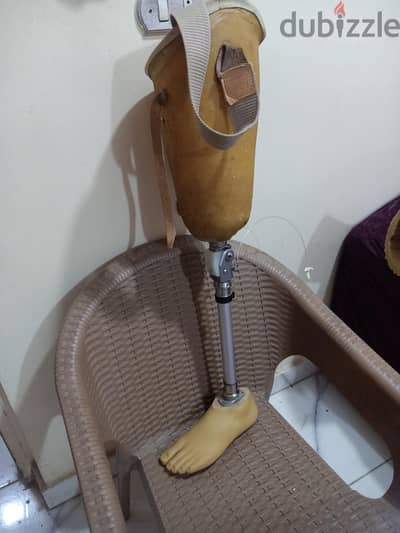طرف صناعى للقدم اليسرى فوق الركبة