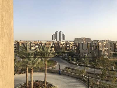 دوبلكس كامل التشطيب مطلة على نادي الجولف  مع تكييفات في نيو جيزة، 3 غرف نوم (2 غرفة ماستر)، غرفة خادمة