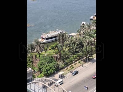للبيع شقة فاخرة بكورنيش المعادى ببرج يطل على النيل وڤيو الأهرامات , متشطب سوبر لوكس, ٤ غرف نوم, ٤ حمام