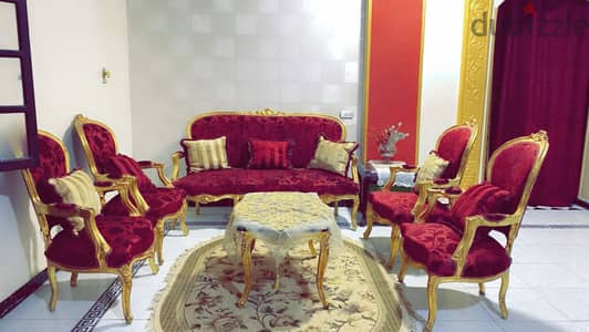 صالون كلاسيك مذهب خشب زان أحمر بحالة ممتازة (كنبة + 6 كراسي)