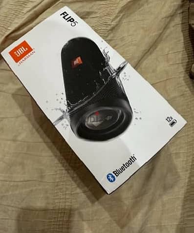 Jbl flip 5 original in perfect condition with box and charger