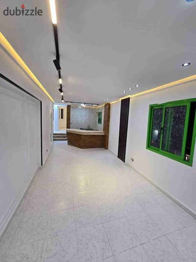 شقه في الإسكندرية شاطئ النخيل في شارع(10)بجوار نادى ميرا موقع سكني ممتاز شامل الخدمات