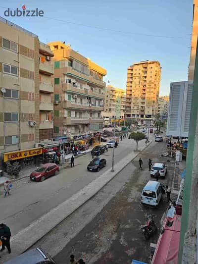 شقه للبيع في الإسكندرية شاطئ النخيل علي شارع الرئيسي تصلح للسكن والاستثمار الجيد