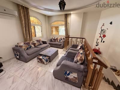 طاقم انتريه بحالة ممتازه للبيع