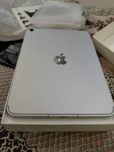 iPad 11 A16 Wi-Fi + Cellular 256GB Silver بالجراب
