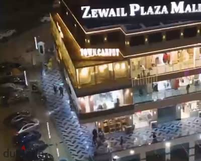 محل 53م لقطة للبيع كاش بمول زويل بلازا 6 أكتوبر. تشطيب سوبر لوكس، دور أول، استلام فوري. المول شغال بالكامل بجوار وورلد جيم ومدينة زويل. بحدائق اكتوبر