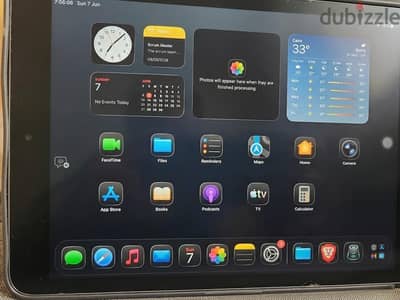 ايباد جيل التاسع حالة ممتازة مع الكيبورد وقلم