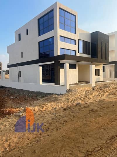 فيلا Standalone لقطة للبيع أمام المحور المركزى والجامعة البريطانية R7 فى قلب العاصمة الإدارية الجديده New Administrative Capital
